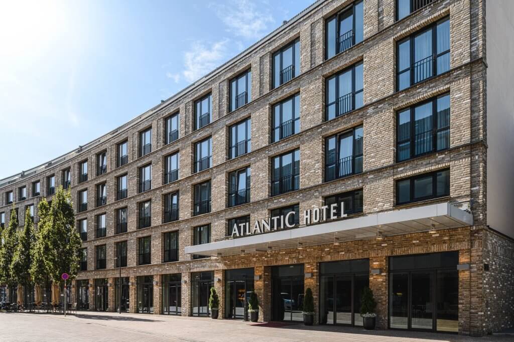 Außenansicht des Atlantic Hotels mit mehrstöckiger Backsteinfassade und Eingangsvordach