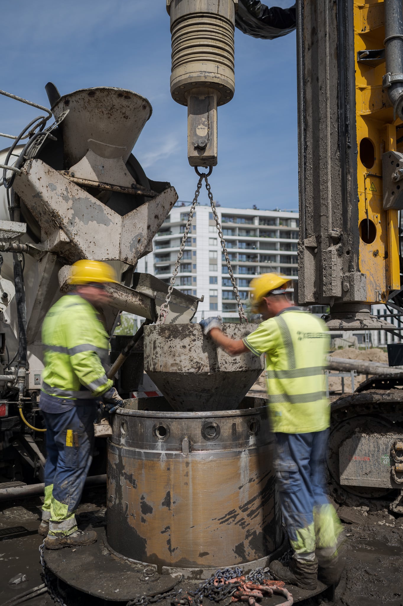 Bauarbeiter von Keller Grundbau bedienen eine Bohrmaschine auf der Baustelle, Betonfundament in Arbeit