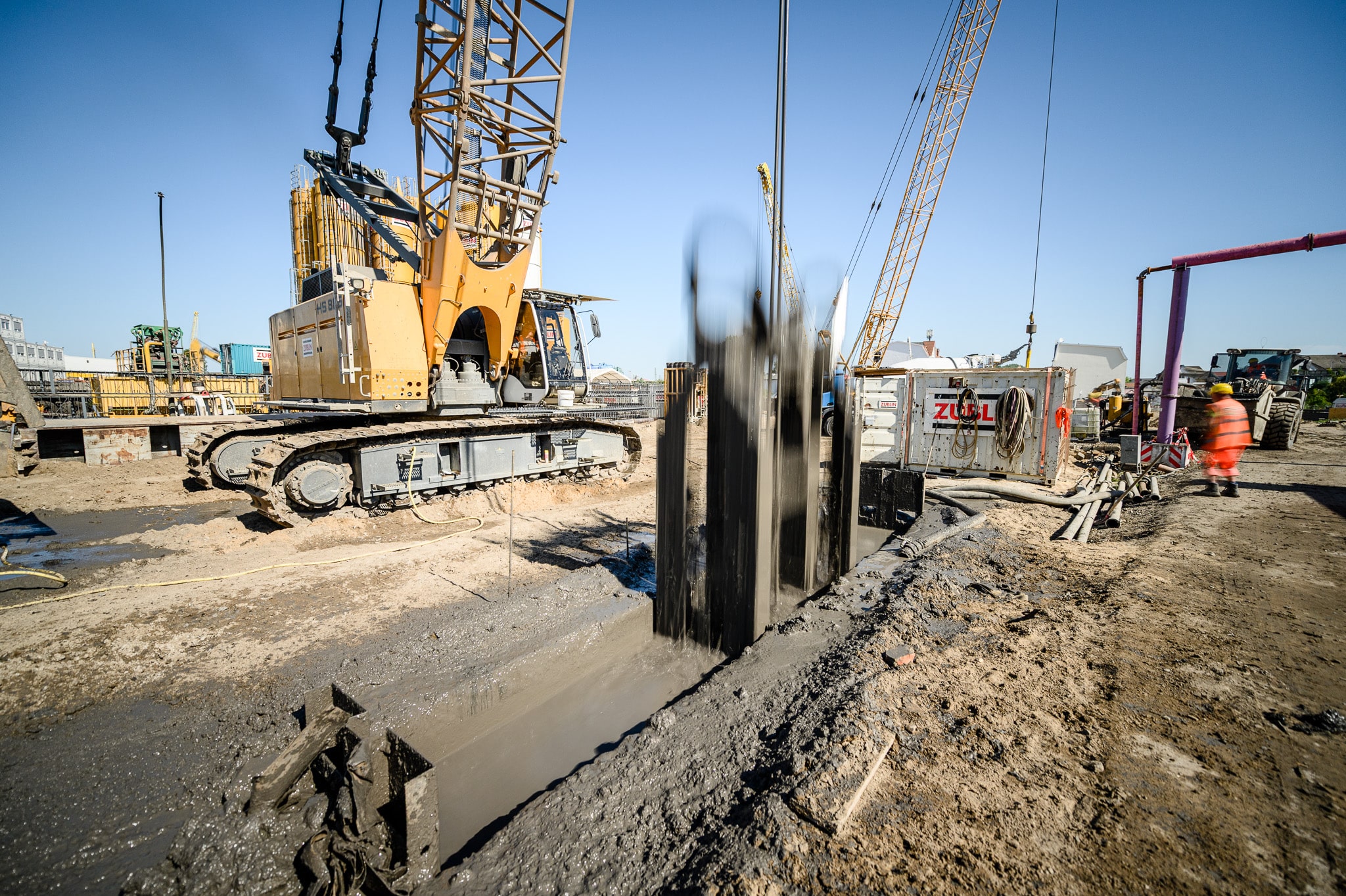 Baustelle mit Großbohrgerät